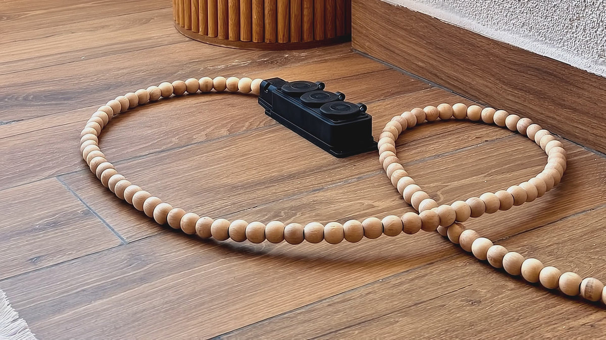 roas home ahşap boncuklu dekoratif uzatma kablosu evde kullanımda